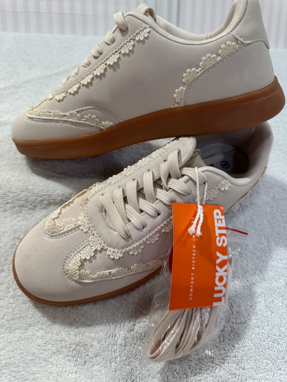 Lucky Step Women’s Size 8 Cream Lace Trim Sneakers Gum Sole NWT